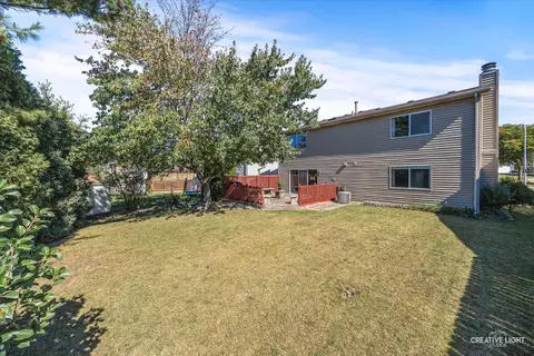 Exterior - 700 Mariner Dr, Elgin, IL 60120 photo 7 of 8