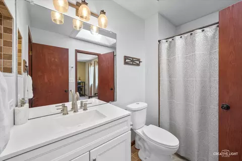 Bath - 700 Mariner Dr, Elgin, IL 60120 photo 2 of 2