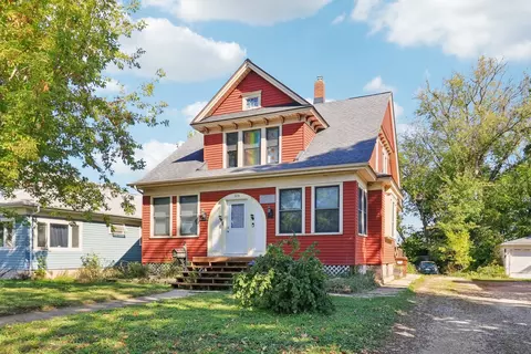 324 N Madison St, Woodstock, IL 60098