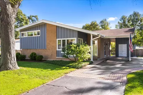677 Timber Hill Rd, Deerfield, IL 60015