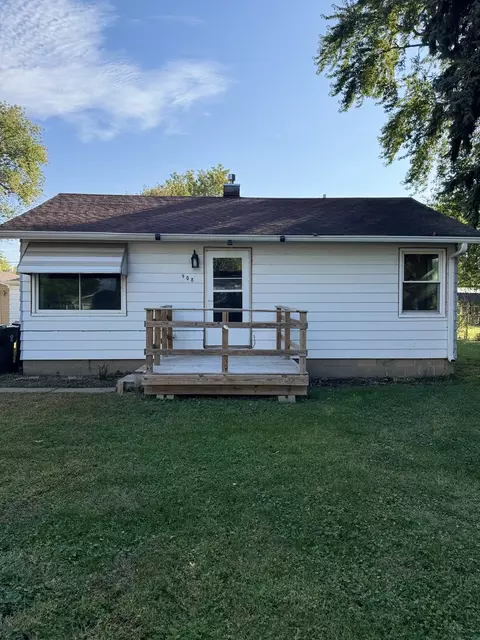 908 Oak Ave, Sterling, IL 61081