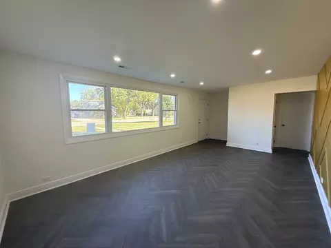 Living - 881 E Thacker St, Des Plaines, IL 60016 photo 1 of 3