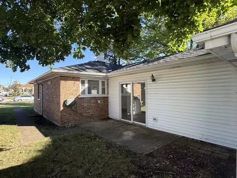 Exterior - 881 E Thacker St, Des Plaines, IL 60016 photo 2 of 4