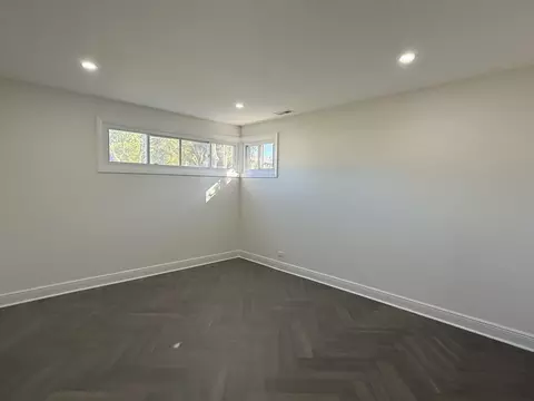 Bedroom - 881 E Thacker St, Des Plaines, IL 60016 photo 1 of 2