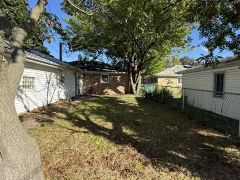 Exterior - 881 E Thacker St, Des Plaines, IL 60016 photo 3 of 4