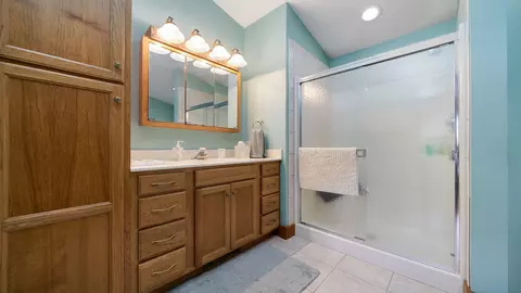 Bath - 5810 W Lightsville Rd, Leaf River, IL 61047 photo 2 of 4