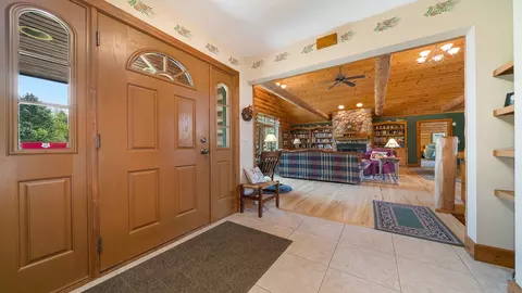 Entry Way - 5810 W Lightsville Rd, Leaf River, IL 61047 photo 2 of 3