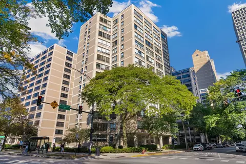 5050 S East End Ave #2D, Chicago, IL 60615