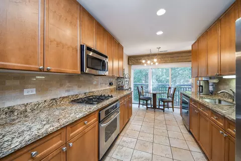 Kitchen - 255 E Liberty Dr #302, Wheaton, IL 60187 photo 2 of 2