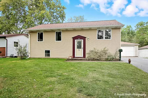 453 Willow Rd, Wauconda, IL 60084