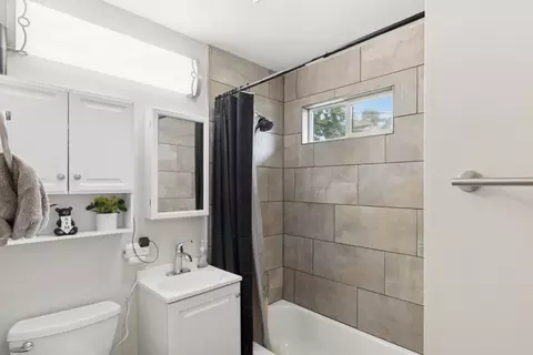 Bath - 3100 Swallow Ln, Rolling Meadows, IL 60008 photo 1 of 2