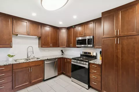 Kitchen - 3100 Swallow Ln, Rolling Meadows, IL 60008 photo 2 of 3