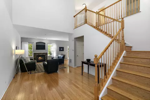 1823 Kelberg Ave, Hoffman Estates, IL 60192 photo 2