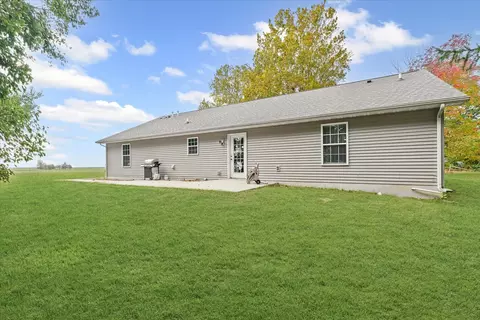 Exterior - 601 Curtis Rd, Ogden, IL 61859 photo 5 of 7