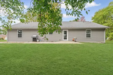 Exterior - 601 Curtis Rd, Ogden, IL 61859 photo 6 of 7