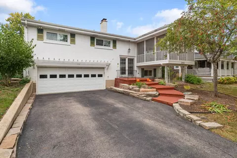 21056 W Sylvan Dr, Mundelein, IL 60060