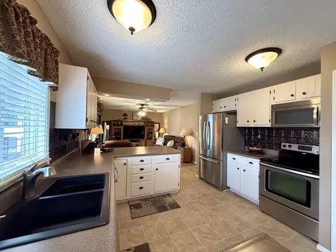 Kitchen - 1055 Pinecrest Dr, Rantoul, IL 61866 photo 4 of 7