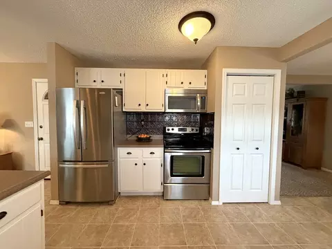 Kitchen - 1055 Pinecrest Dr, Rantoul, IL 61866 photo 5 of 7