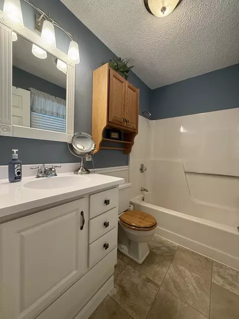 Bath - 1055 Pinecrest Dr, Rantoul, IL 61866 photo 2 of 2