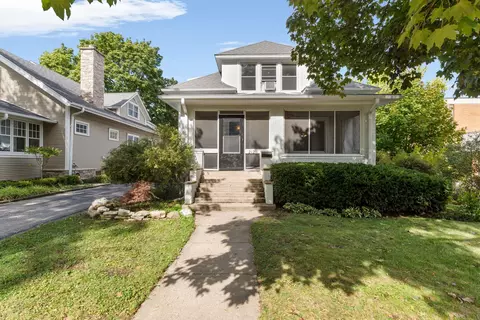 212 Elm Ct, Libertyville, IL 60048