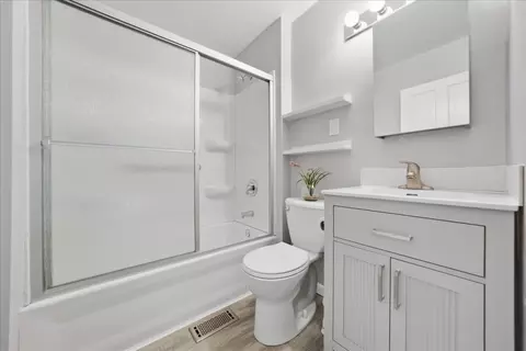 Bath - 16 Ivy St, Joliet, IL 60436 photo 1 of 1
