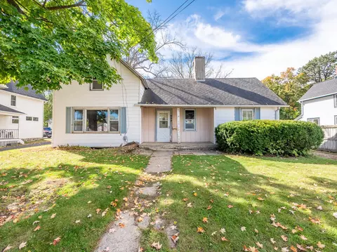 330 Lake Ave, Woodstock, IL 60098