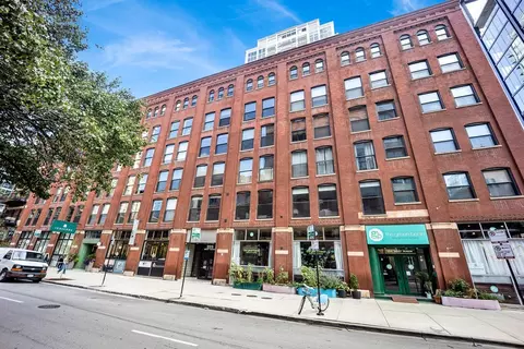 225 W Huron St #212, Chicago, IL 60654