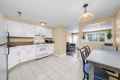 Kitchen - 1096 Pheasant Run Ln, Aurora, IL 60504 photo 2 of 4