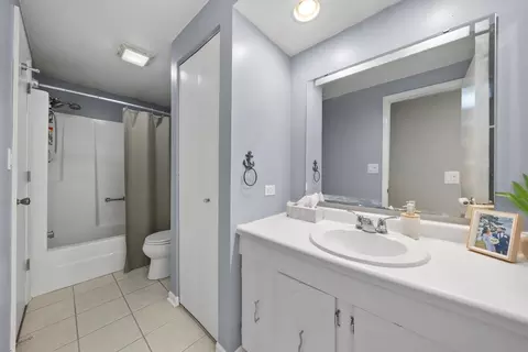 Bath - 1096 Pheasant Run Ln, Aurora, IL 60504 photo 1 of 1