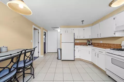 Kitchen - 1096 Pheasant Run Ln, Aurora, IL 60504 photo 3 of 4