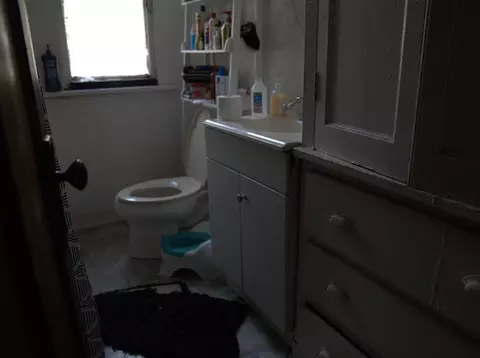 Bath - 8546 S Sangamon St, Chicago, IL 60620 photo 1 of 1