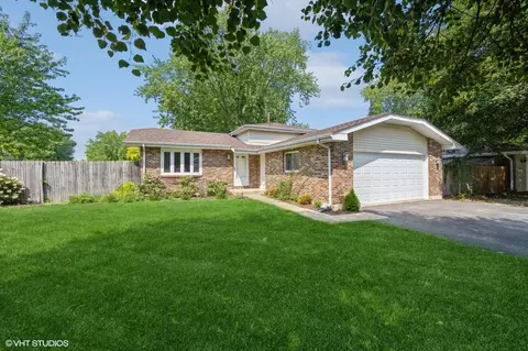 102 Mary St, Oswego, IL 60543