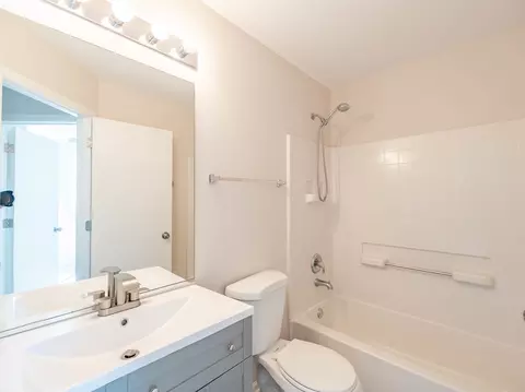 Bath - 811 Serendipity Dr, Aurora, IL 60504 photo 2 of 3