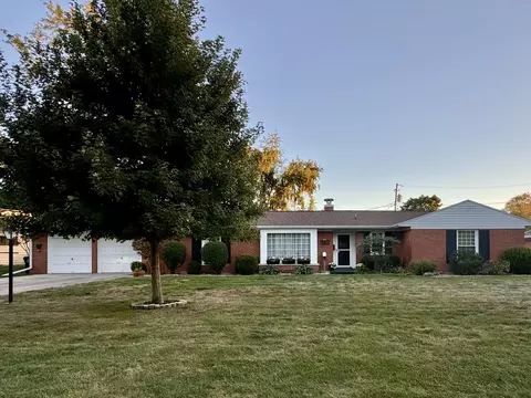 1919 Owens Dr, Bloomington, IL 61701 photo 2