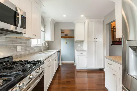 Kitchen - 435 E Park Ave, Elmhurst, IL 60126 photo 4 of 6