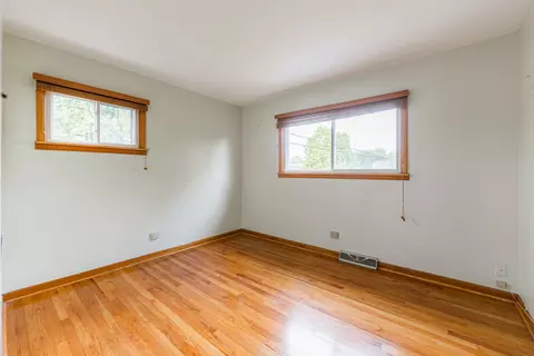 Bedroom - 435 E Park Ave, Elmhurst, IL 60126 photo 4 of 5