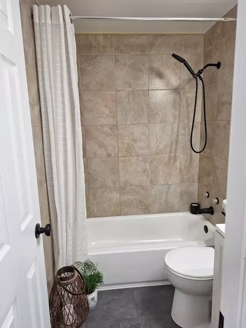 Bath - 16519 Honore Ave, Markham, IL 60428 photo 2 of 2