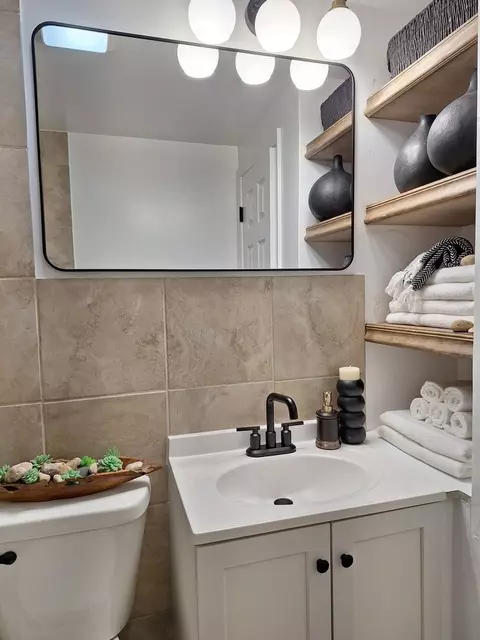 Bath - 16519 Honore Ave, Markham, IL 60428 photo 1 of 2