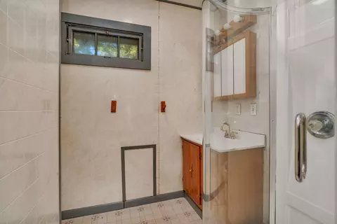 Bath - 627 E Washington St, Morris, IL 60450 photo 2 of 2