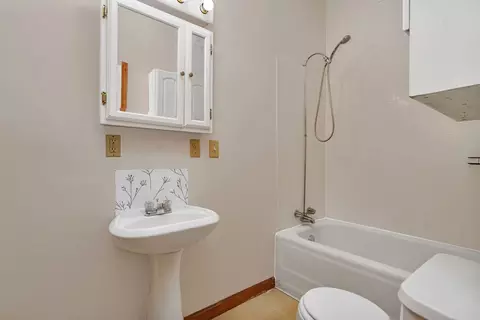 Bath - 627 E Washington St, Morris, IL 60450 photo 1 of 2