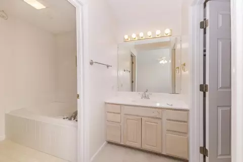 Bath - 1015 Sawgrass Dr, Normal, IL 61761 photo 2 of 4