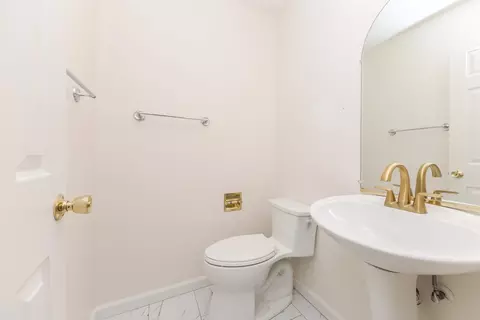 Bath - 1015 Sawgrass Dr, Normal, IL 61761 photo 1 of 4