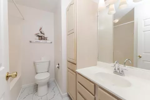 Bath - 1015 Sawgrass Dr, Normal, IL 61761 photo 4 of 4