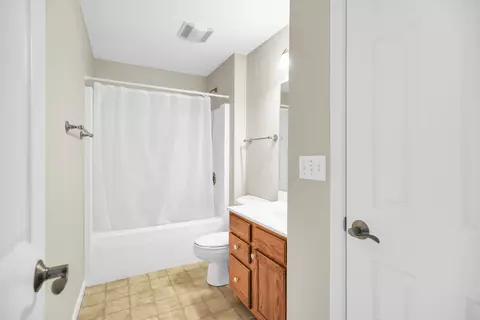 Bath - 2004 Emerald Dr, Champaign, IL 61822 photo 2 of 3