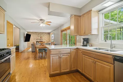 3780 N Firestone Dr, Hoffman Estates, IL 60192 photo 9