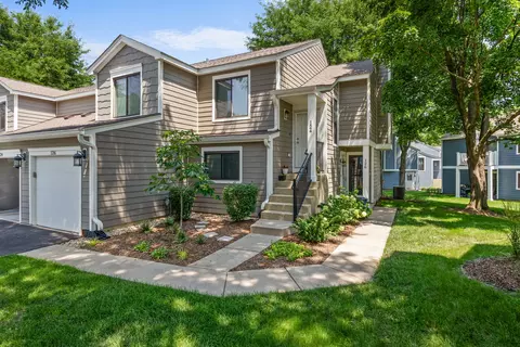 126 Manchester Ct, Schaumburg, IL 60193