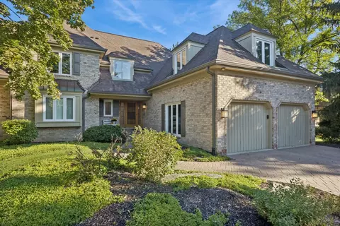 2 Tartan Lakes Cir, Westmont, IL 60559