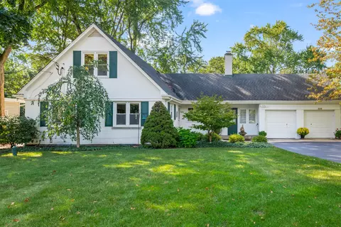 208 Biltmore Dr, North Barrington, IL 60010