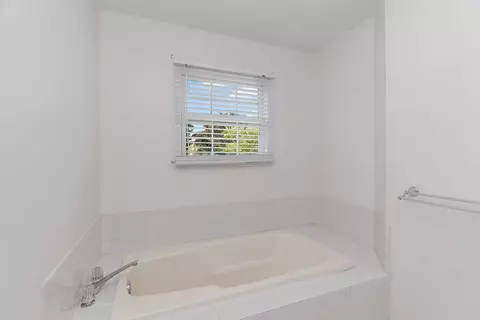 Bath - 577 Eastwick Ln, Bartlett, IL 60103 photo 3 of 4