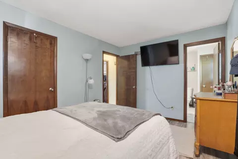Bedroom - 112 Crestview Dr, Hamilton, IL 62341 photo 1 of 4